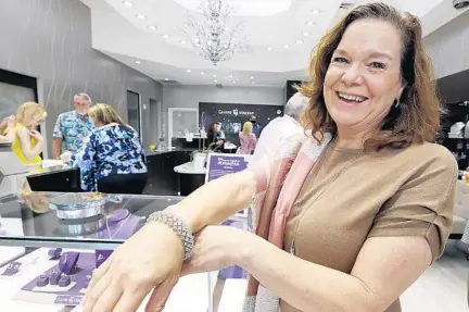  ?? STEPHEN M. DOWELL/ORLANDO SENTINEL ?? Pam Gould, CEO of Shepherd’s Hope, wears a dazzling 28.8-carat “Hope” diamond bracelet at Gianni Vincent Jewellers. The bracelet was donated by Rita Hinson in honor of her husband and philanthro­pist, Jim Hinson. It will be auctioned Oct. 2.