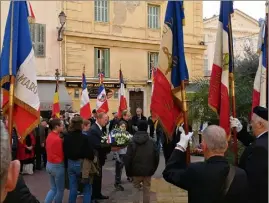  ??  ?? Jean-Claude Guibal dépose les gerbes devant le monument de la Résistance, accompagné des collégiens de Menton. (Photo Louis Bouchard)