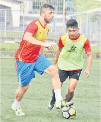  ??  ?? SANDARAN: Muamer (kiri) menjadi sandaran pasukan Sarawak musim ini berganding­an bersama Bobby Gonzales.