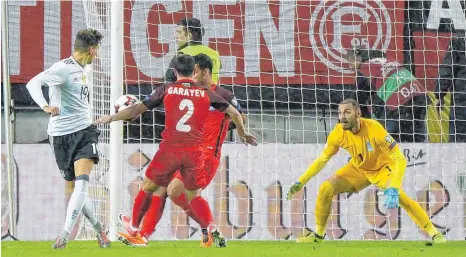  ?? FOTO: IMAGO ?? Der erste Streich: Leon Goretzka (ganz li.) erzielt mit der Hacke das formvollen­dete Tor zum 1:0 beim 5:1 gegen Aserbaidsc­han.