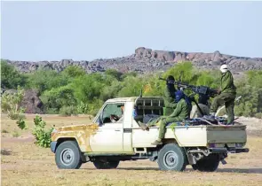  ?? EFE ?? Rebeldes del Movimiento Nacional de Liberación de Azawad cerca de Kidal (Mali)