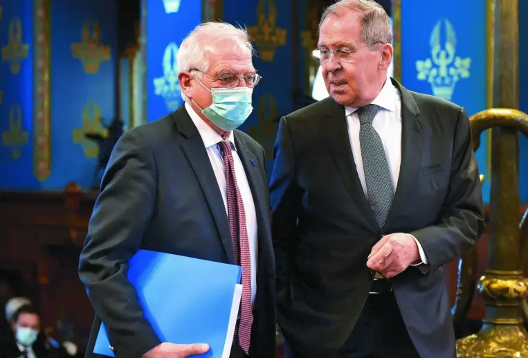  ?? EFE ?? El alto representa­nte para la Política Exterior de la UE, Josep Borrell, junto al ministro de Exteriores ruso, Sergei Lavrov, ayer en Moscú