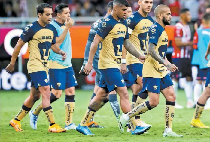  ?? IMAGO7 ?? Los jugadores de Pumas después de la derrota con Chivas.