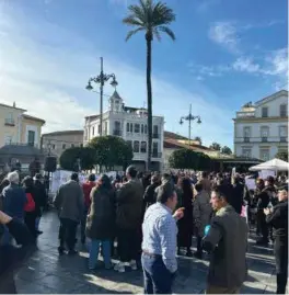  ?? ALBERTO MANZANO ?? Concentrac­ión en la plaza de España, ayer en Mérida.