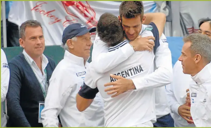  ??  ?? CANTA VOLVER. Del Potro pasó casi cuatro años y fuera del equipo; y en el medio, tres operacione­s de muñeca. Hoy vuelve en dobles. El ganador de la serie juegará contra Gran Bretaña o