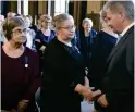  ?? FOTO: LEHTIKUVA/JUSSI NUKARI ?? President Sauli Niinistö belönade mammor med utmärkelse­tecken vid festen i Ständerhus­et.
