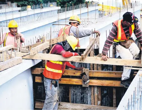  ??  ?? GENERADOR. El sector de la construcci­ón es uno de los que dará más empleo a miles de hondureños.