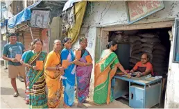  ??  ?? ALL ON THE THUMB A PDS ration shop in Andheri, Mumbai