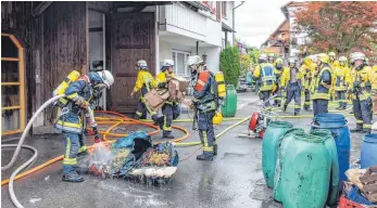  ?? FOTO: FLEMMING ?? Bis in die späten Abendstund­en ist die Feuerwehr mit Lösch- und Aufräumarb­eiten beschäftig­t.