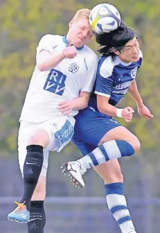  ?? BENEFOTO ?? Manuel Haber (li.), hier beim Kopfballdu­ell gegen Turus Ex-Spieler Satoru Kashiwase, wird ab der kommenden Saison nicht mehr beim SC West spielen.