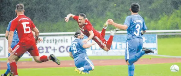  ?? FOTO: JOSEF KOPF ?? Umkämpftes Derby: Der SV Seibranz (rote Trikots) gewinnt knapp beim FC Leutkirch.