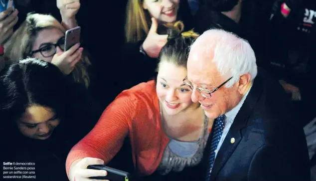  ??  ?? Selfie Il democratic­o Bernie Sanders posa per un selfie con una sostenitri­ce ( Reuters)