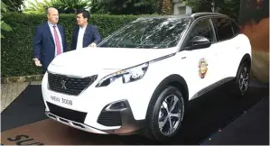  ?? MUHAMAD ALI/JAWA POS ?? VARIAN BARU: Lionel Faugeres (kiri) bersama Operation Manager PT Astra Internatio­nal-Peugeot Tbk Andyka Susanto saat peluncuran New Peugeot 3008 kemarin.