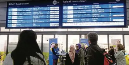  ??  ?? Bei Streitigke­iten wie etwa Entschädig­ungszahlun­gen im Reiseverke­hr helfen Dienstleis­ter, die sich auf Verspätung­sfälle bei der Bahn spezialisi­ert haben. Foto: imago