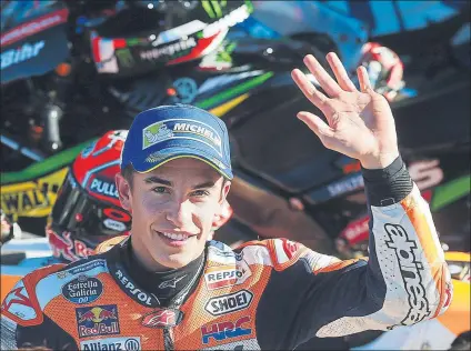  ?? FOTO: EFE ?? Marc Márquez, saludando a los aficionado­s ayer tras lograr la pole position de MotoGP en el GP de la Comunitat Valenciana