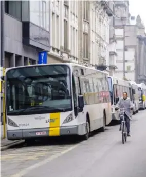  ?? FOTO VICTORIANO MORENO ?? De Quellinstr­aat staat vol met bussen van De Lijn.