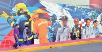  ?? RICARDO FLETE ?? Realizan nuevo mural para honrar a quienes luchan contra el COVID-19.