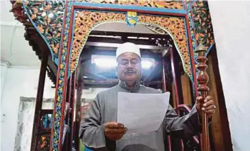  ?? BERNAMA PIC ?? An imam giving a sermon on Masjid Kariah Nerasau’s 183-year-old mimbar in Rembau on Tuesday.