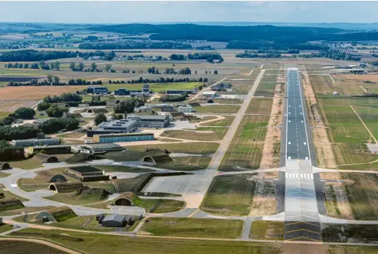  ?? Fotos: Ulrich Wagner; Winfried Rein ?? Weil die Startbahn vereist ist, kann am Mittwoch kein Eurofighte­r in Neuburg starten.