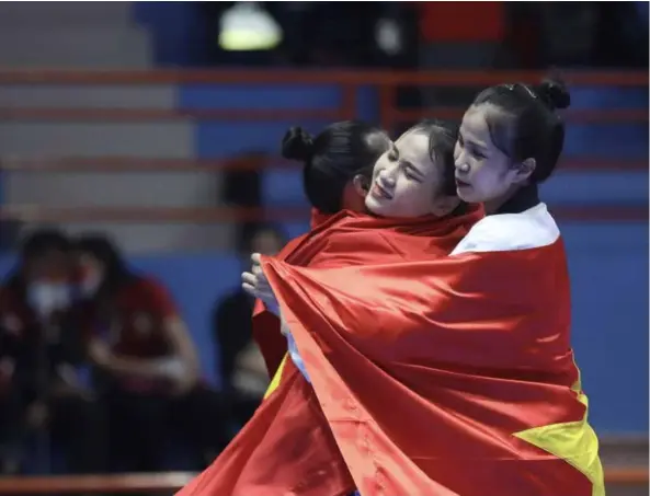  ?? VNA/VNA Photo Minh Quyết ?? NATIONAL PRIDE: Vietnamese taekwondo artists express their joy after bagging a gold medal in the mixed freestyle Poomsae event yesterday.