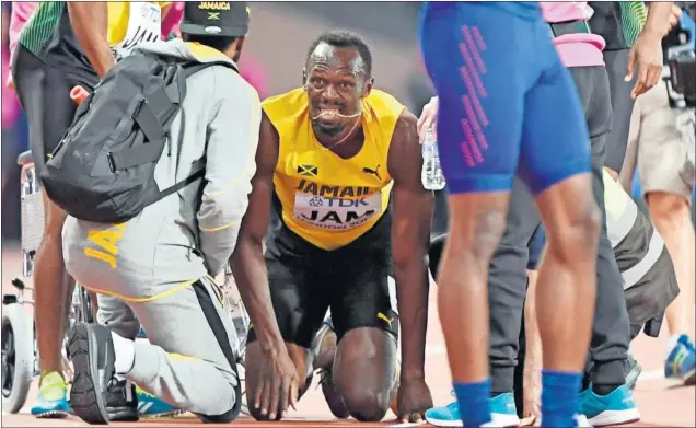  ??  ?? ABATIDO. Usain Bolt, de rodillas en la pista del Estadio Olímpico de Londres, con gesto de dolor tras no poder terminar la final de relevos 4x100 en la que se despedía del atletismo.
