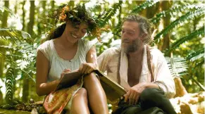  ??  ?? Gauguin (Vincent Cassel) lässt die Schönheit von Tehura (Tuhei Adams) und Tahiti auf sich einwirken