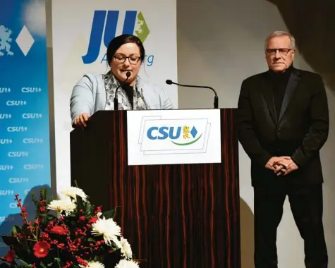  ??  ?? Ein Blick zurück: Beim gemeinsame­n Parteitag von CSU und JU am 30. November im Haus St. Ulrich begrüßten Ruth Hintersber­ger und ihr Vater Johannes Hintersber­ger die Gäste. Foto: Silvio Wyszengrad