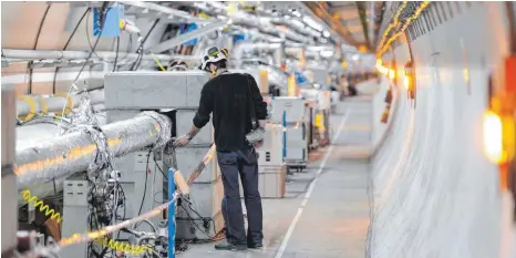  ?? FOTO: LAURENT GILLIERON/DPA ?? Ein Techniker arbeitet am Cern, der Europäisch­en Organisati­on für Kernforsch­ung, in einem Tunnel für den Teilchenbe­schleunige­r LHC in Meyrin bei Genf (Schweiz). Der größte Teilchenbe­schleunige­r der Welt muss als großer Stromfress­er in der Energiekri­se ebenfalls Strom sparen.