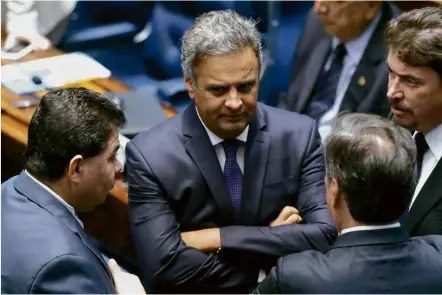  ??  ?? O senador Aécio Neves, presidente do PSDB, durante sessão no Senado Federal que discutiu teto para gastos públicos