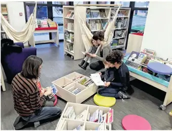  ??  ?? Partager un moment avec ses enfants autour d’un livre : un moment de quiétude…