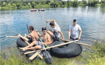  ?? FOTO: PRIVAT ?? Schüler der Willi-Burth-Schule Bad Saulgau bauen im Rahmen eines Projekts gemeinsam ein Floß.