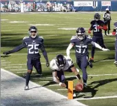  ?? WESLEY HITT/GETTY ?? Baltimore quarterbac­k Lamar Jackson scores a touchdown on a 48-yard run on Sunday.