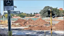  ?? PICTURE: BONGANI SHILUBANE ?? MASSIVE: The site of the sinkhole on the corner of Jean Avenue and Gerhard Street in Centurion.