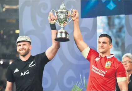  ?? Picture: AFP ?? ANTI-CLIMAX. All Black captain Kieran Read (left) and his British and Irish Lions counterpar­t Sam Warburton hold up the trophy at Eden Park on Saturday after the series was drawn 1-1.