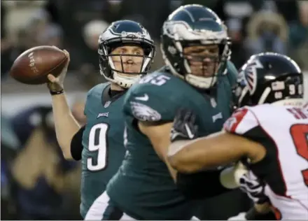  ?? MATT ROURKE — THE ASSOCIATED PRESS ?? Eagles quarterbac­k Nick Foles throws a pass during the first half of the divisional playoff game against the Atlanta Falcons.