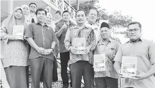  ??  ?? KENALI SEJARAH: Ipoi (dua kiri) bergambar dengan wakil penerima bersama jurnal yang diterima semalam.