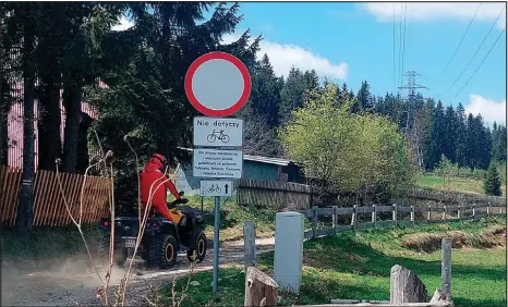  ?? ?? Kolejny bezkarny turysta jedzie quadem na wycieczkę po ścieżce rowerowej oraz prywatnych łąkach i lasach górali