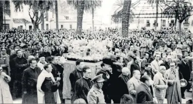  ?? FOTOS: ARCHIVO E. J. SUGRAÑES Y HERMANDAD DE LA CINTA ?? La Virgen de la Cinta, portada en unas sencillas andas, regresa al santuario tras las misiones de 1952.