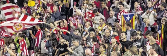  ?? JOAN CASTRO ?? Aficionado­s del Girona, en las gradas de Montilivi, en el partido contra el Madrid.