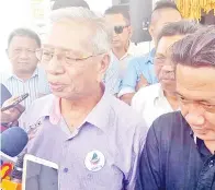  ??  ?? UDA (kiri) dan Awang (kanan) ketika ditemui pemberita pada majlis itu.