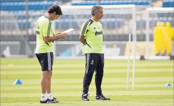  ?? REALMADRID.COM ?? Mourinho y Karanka dirigieron ayer el primer entrenamie­nto del equipo madridista en Valdebebas