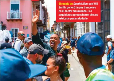  ??  ?? El rodaje de Gemini Man, con Will Smith, generó largos trancones en el sector amurallado. Los seguidores aprovechar­on el caos vehicular para saludarlo.