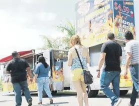  ??  ?? PONEN LAS REGLAS.
En Carolina no se podrán establecer negocios ambulantes en gasolinera­s, por cuestiones de seguridad, se informó.