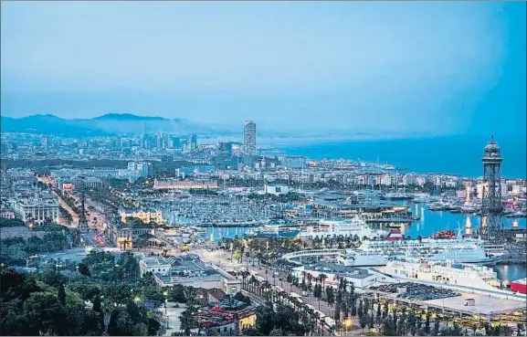  ?? XAVIER CERVERA ?? Líder europeo. Imagen del puerto de Barcelona con dos cruceros y un ferry en primer término