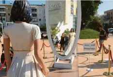  ?? Foto: Sarah Sendner, dpa ?? Spieglein, Spieglein: Die Skulptur der Kulturmini­sterin Miri Regev vor dem Nationalth­eater in Tel Aviv gilt als Protest gegen den Gesetzentw­urf.