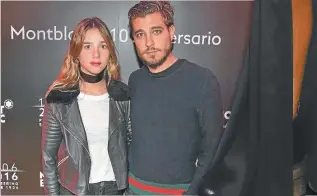  ??  ?? FAMILIA. La joven siempre cuenta con el apoyo tanto de su abuela, Susana Giménez, como de su mamá, Mercedes Sarrabayro­use. Y junto a su novio, Joaquín Rozas, disfruta de hacer shopping.