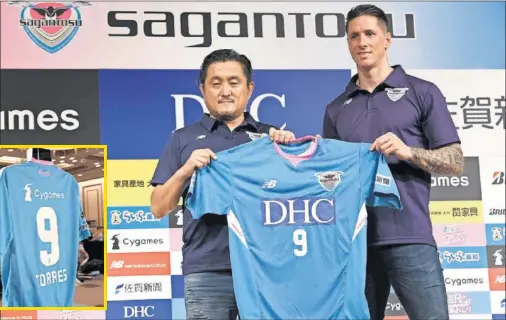  ??  ?? NUEVO ÍDOLO. Torres fue presentado ante los medios como la nueva estrella del Sagan Tosu, donde también llevará el ‘9.’