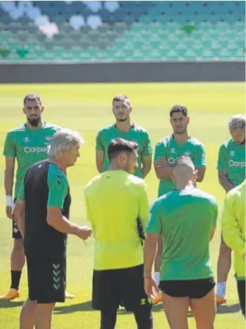  ?? ?? Los jugadores del Betis escuchan las indicacion­es de Manuel Pellegrini en