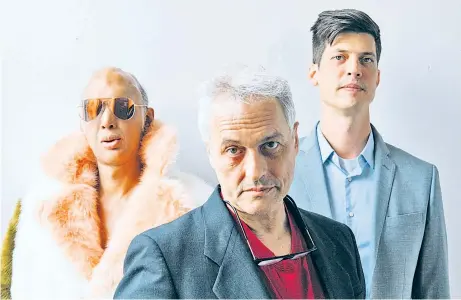  ??  ?? Machen ihrem Unmut über Trump und Co Luft: Marc Ribot (Mitte), Shahzad Ismaily (li.) und Ches Smith.