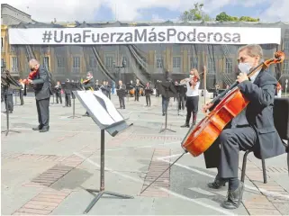  ?? EFE ?? La Orquesta Filarmónic­a de Bogotá salió para llamar a detener la violencia